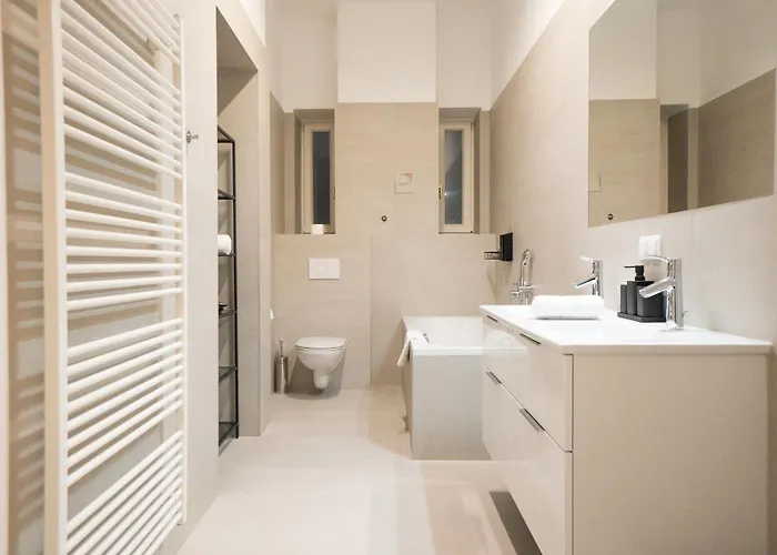 Chic 180m 3br Near Parliament, Self Check-in