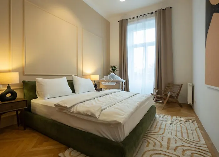 Chic 180m 3br Near Parliament, Self Check-in *