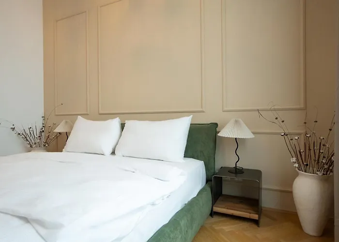 Chic 180m 3br Near Parliament, Self Check-in *