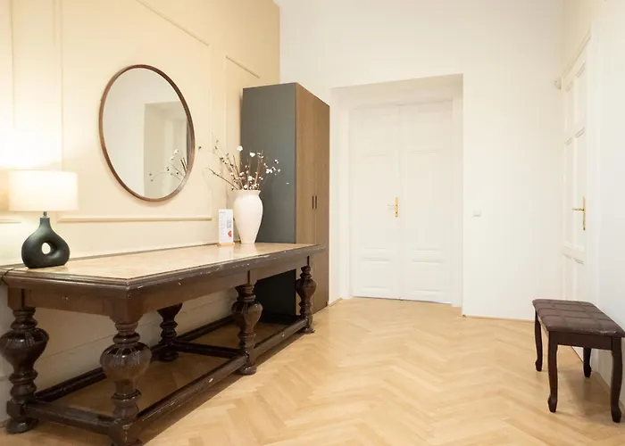 Chic 180m 3br Near Parliament, Self Check-in Viena