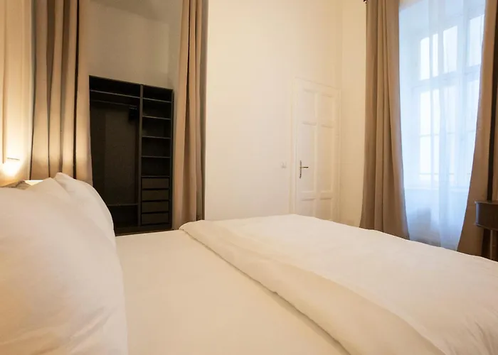 Chic 180m 3br Near Parliament, Self Check-in