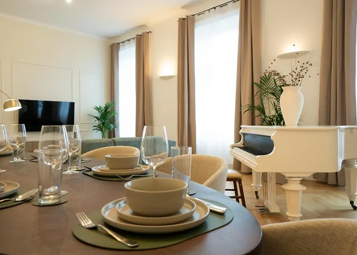 Chic 180m 3br Near Parliament, Self Check-in