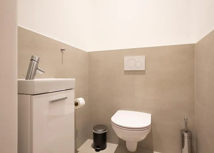 Chic 180m 3br Near Parliament, Self Check-in