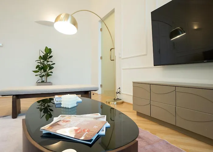 Chic 180m 3br Near Parliament, Self Check-in