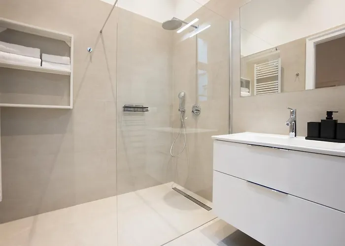 Chic 180m 3br Near Parliament, Self Check-in *