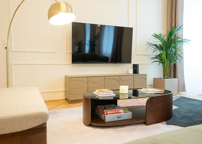 Chic 180m 3br Near Parliament, Self Check-in Viena