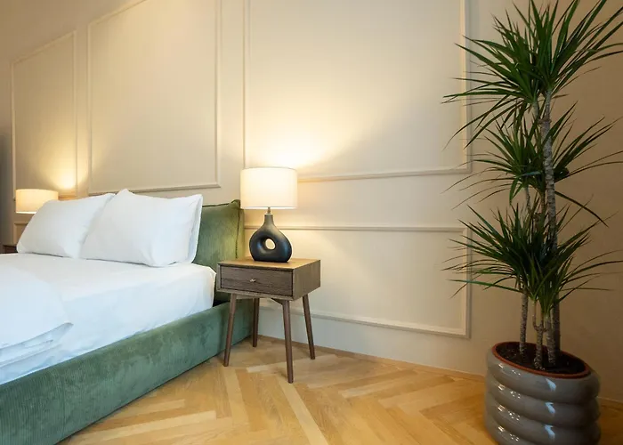 Chic 180m 3br Near Parliament, Self Check-in
